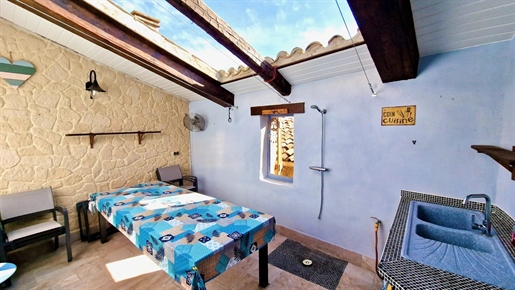 Une maison de village de 4 chambres très bien présentée avec une terrasse très privée.
