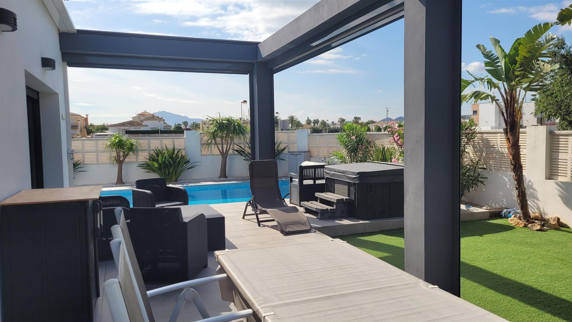 Villa récente prête à emménager et meublée (2018) à vendre près de Dénia (Alicante)