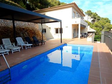 Begur, Fantastique maison avec piscine privée et garage, située à Sa Tuna à 200 m de la plage
