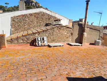 Begur, House in the village centre with views over the castle, needing renovation