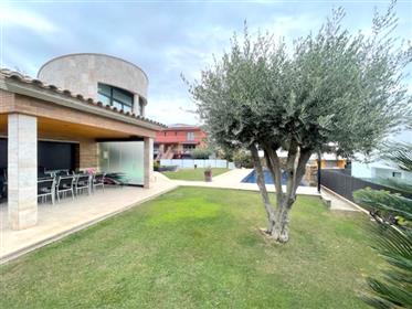 Palamós, Interesting Villa with garden and pool located in a residential area