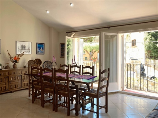 Begur, Spacious attached house with various levels and garage, located in the village center 