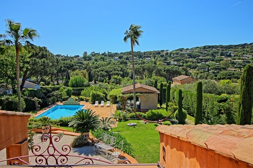 Saint Tropez: prestigeträchtige Villa mit Panoramablick