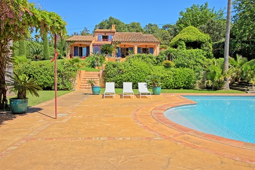 Saint Tropez: prestigeträchtige Villa mit Panoramablick