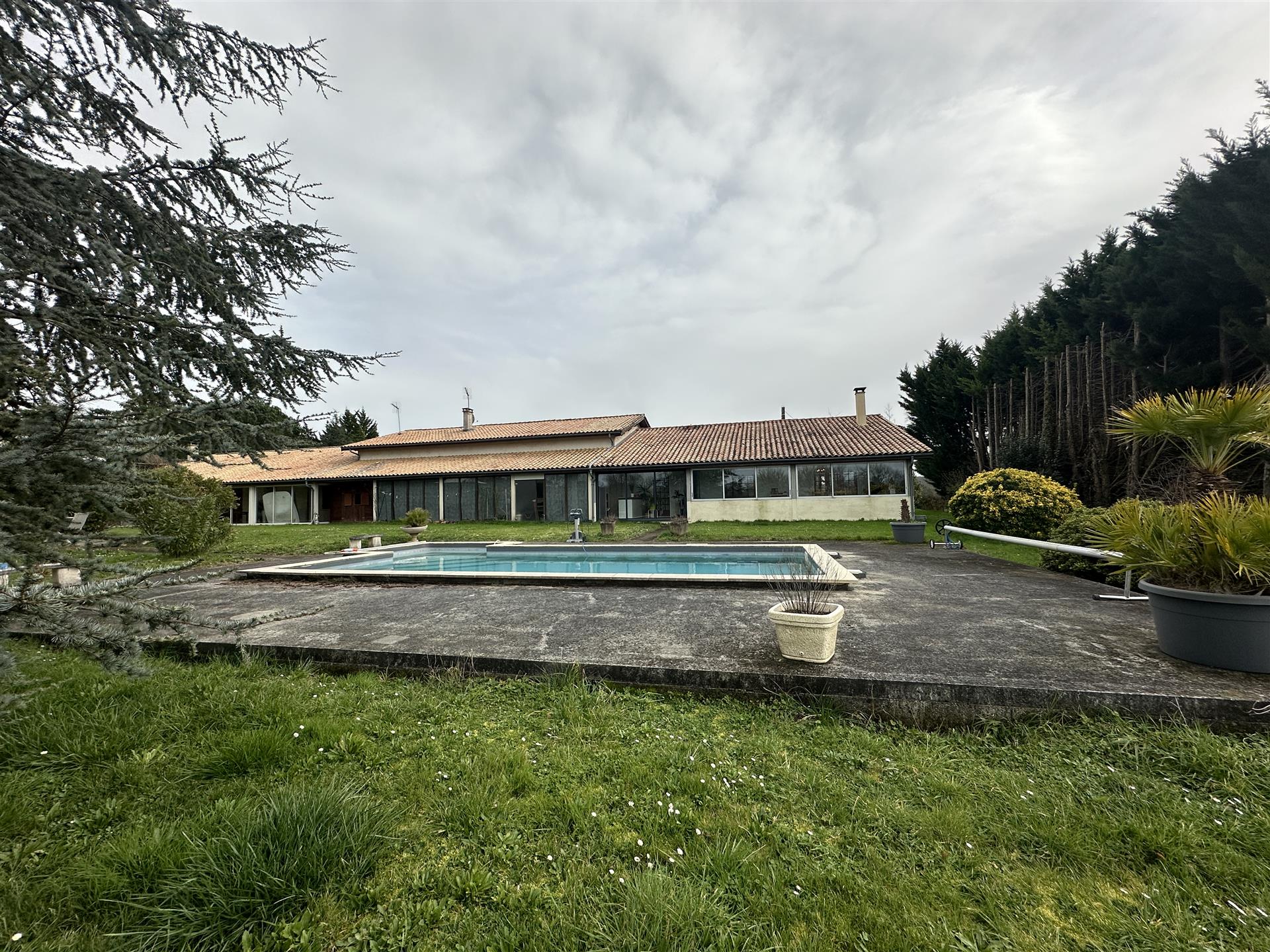 Sur plus de 13 hectares, à 5 min de Créon, propriété avec 2 maison de