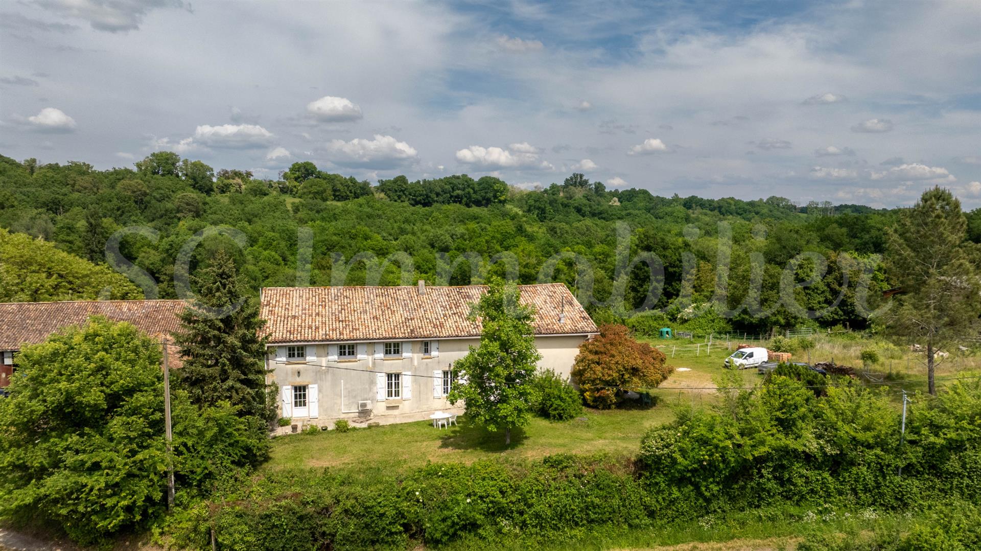Sur presque 7 hectares, à 5 minutes de Bazas, 10 de Langon, propriété équestre en pierre de 170 m2 s