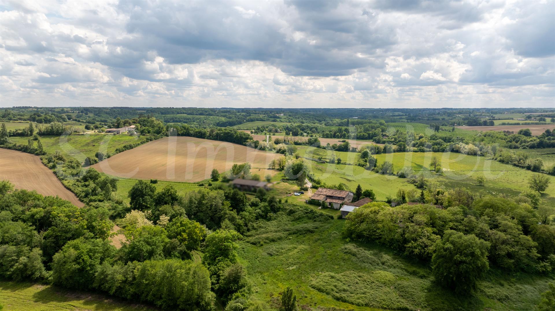 Sur presque 7 hectares, à 5 minutes de Bazas, 10 de Langon, propriété équestre en pierre de 170 m2 s
