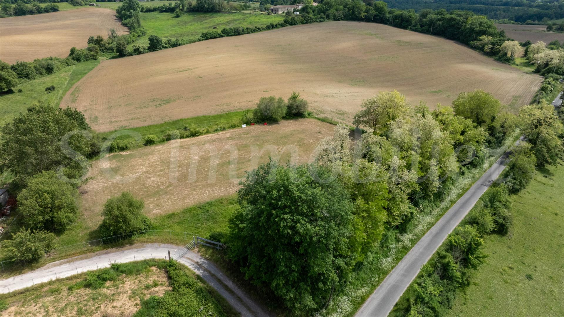 Sur presque 7 hectares, à 5 minutes de Bazas, 10 de Langon, propriété équestre en pierre de 170 m2 s