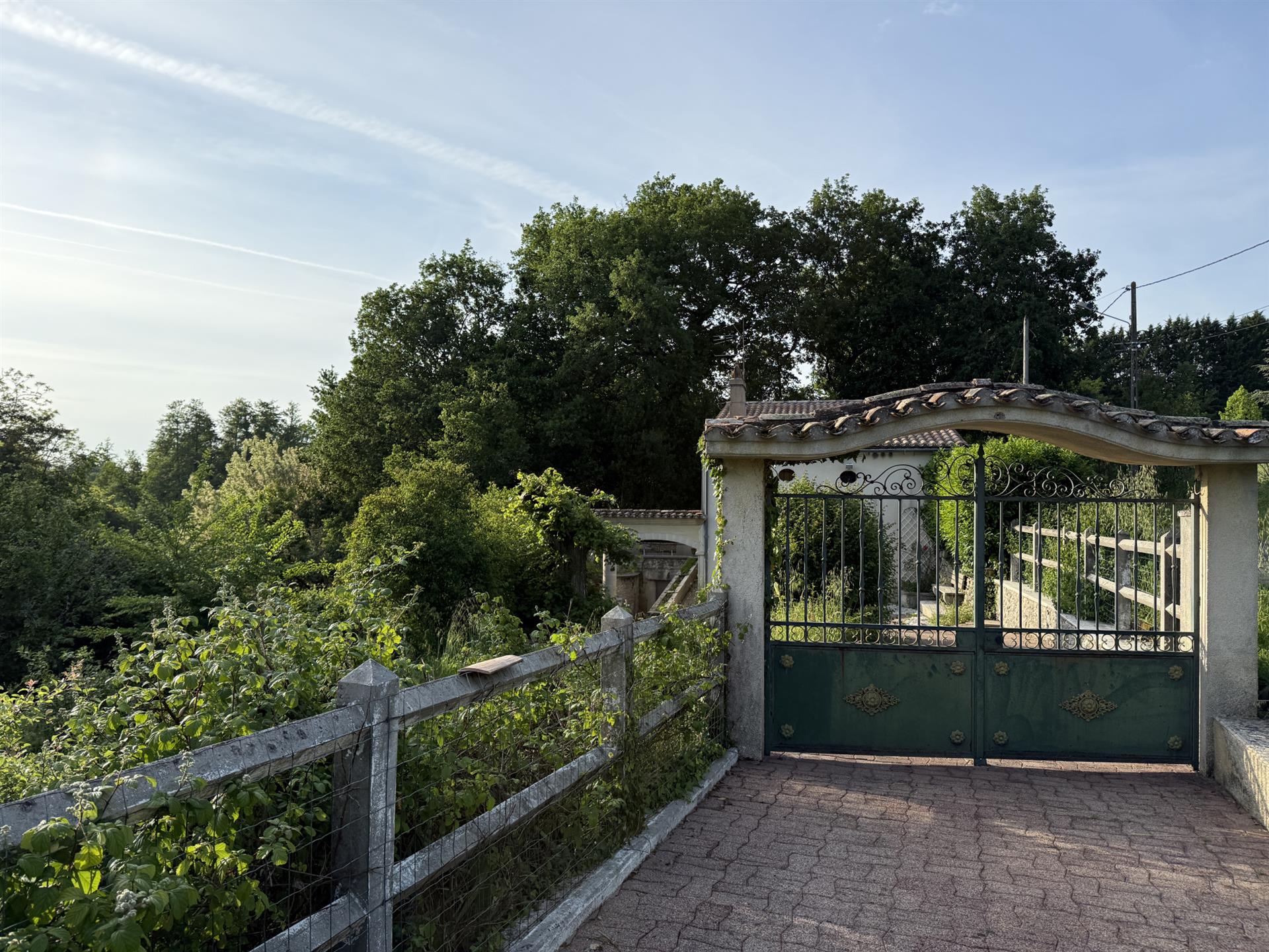 A 5 minutos de la casa Branne Stone con alto potencial, en 1630 m2 de terreno