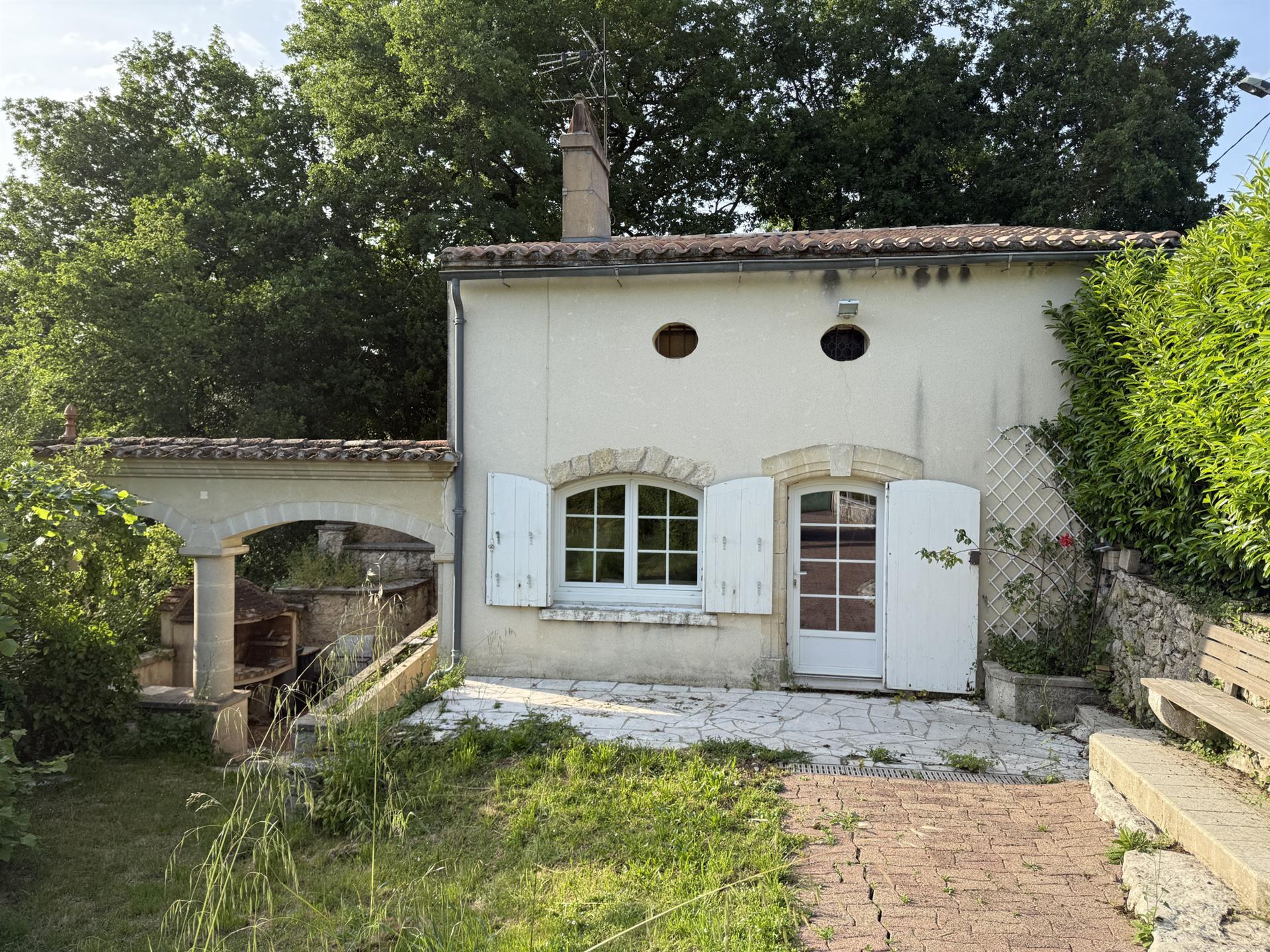 A 5 minutos de la casa Branne Stone con alto potencial, en 1630 m2 de terreno