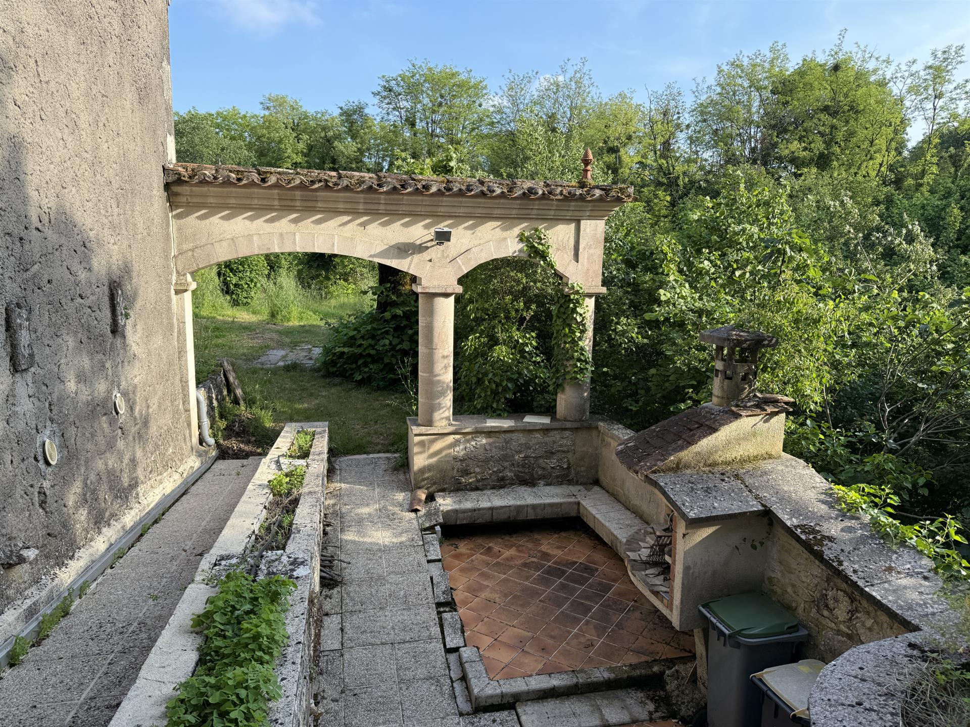 A 5 minutos de la casa Branne Stone con alto potencial, en 1630 m2 de terreno
