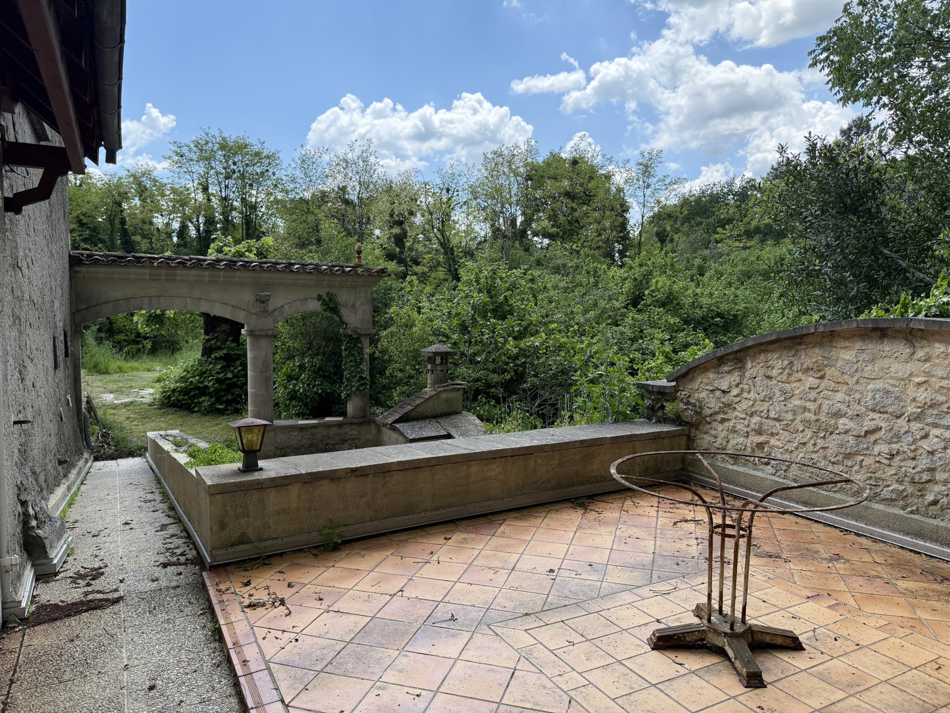 A 5 minutos de la casa Branne Stone con alto potencial, en 1630 m2 de terreno