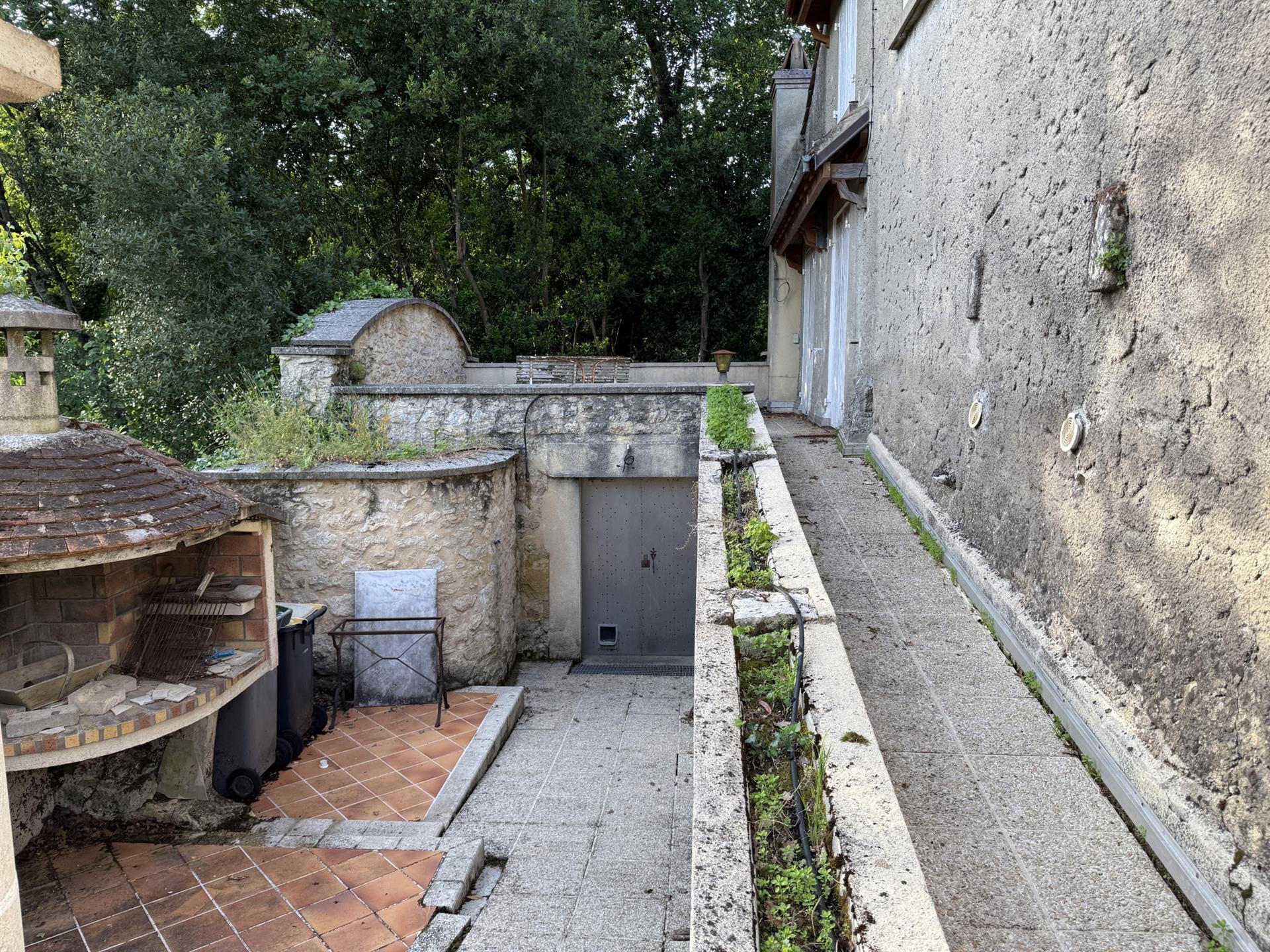 A 5 minutos de la casa Branne Stone con alto potencial, en 1630 m2 de terreno