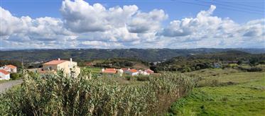Great land in Nazaré, with perennial view of the fishing mountain range.Visits with video call