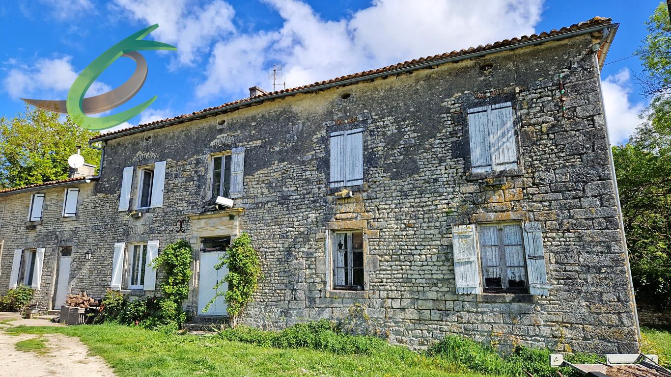 Logis – former stronghold in the heart of a wooded park – West Charente