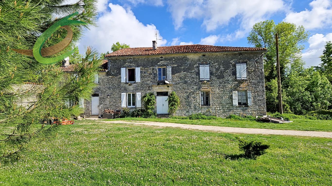 Logis – former stronghold in the heart of a wooded park – West Charente