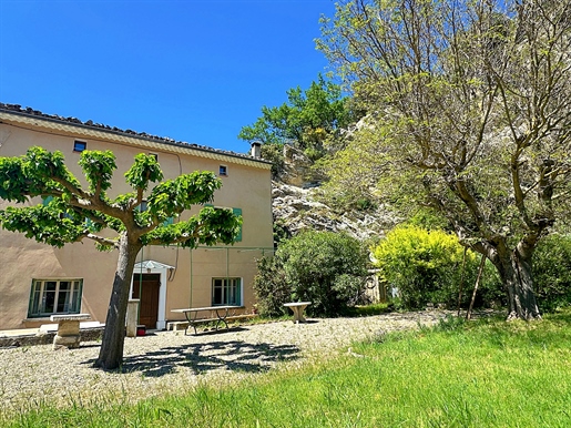 At the foot of Ventoux Malaucène House of 192 m2 on wooded land of 6020 m2