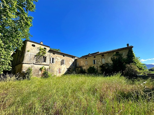 Te renoveren kasteel uit de 16e eeuw in de Drôme Provençale, verspreid over 13 hectare