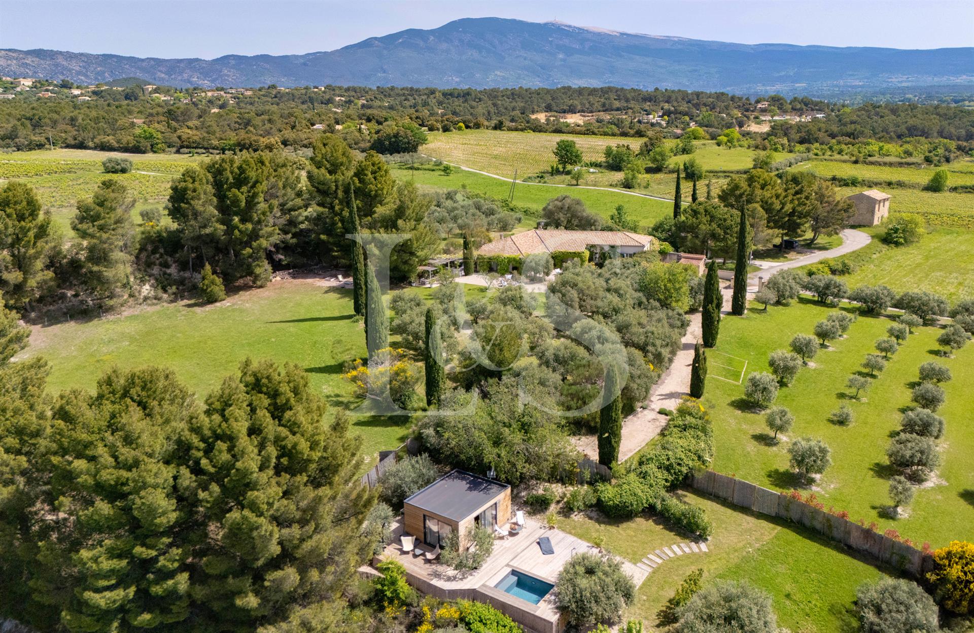 Villa and annex on 9700 m2 of park with swimming pools and sumptuous views.