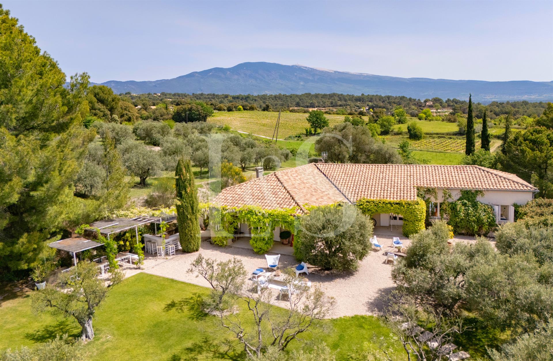 Villa and annex on 9700 m2 of park with swimming pools and sumptuous views.