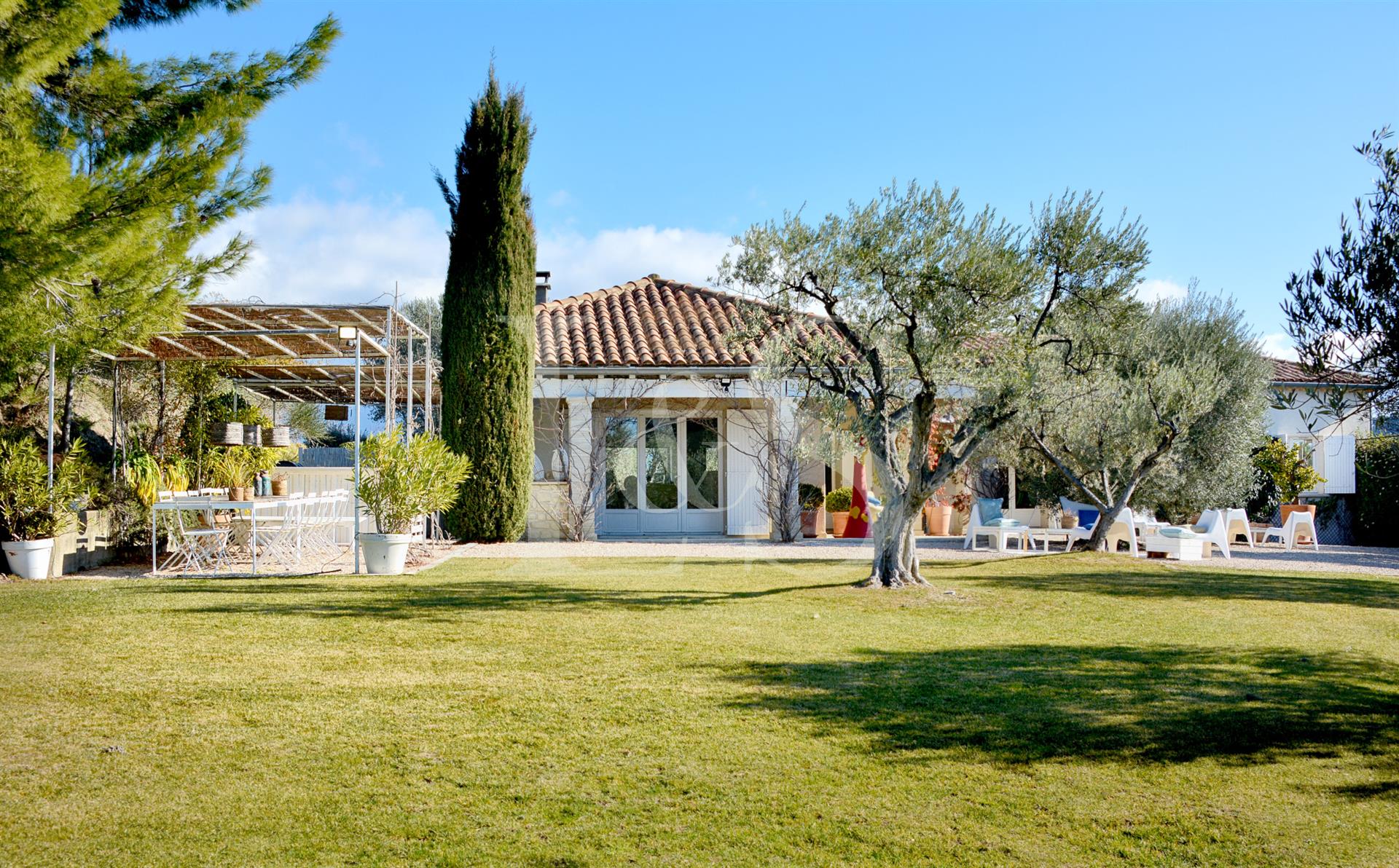 Villa and annex on 9700 m2 of park with swimming pools and sumptuous views.