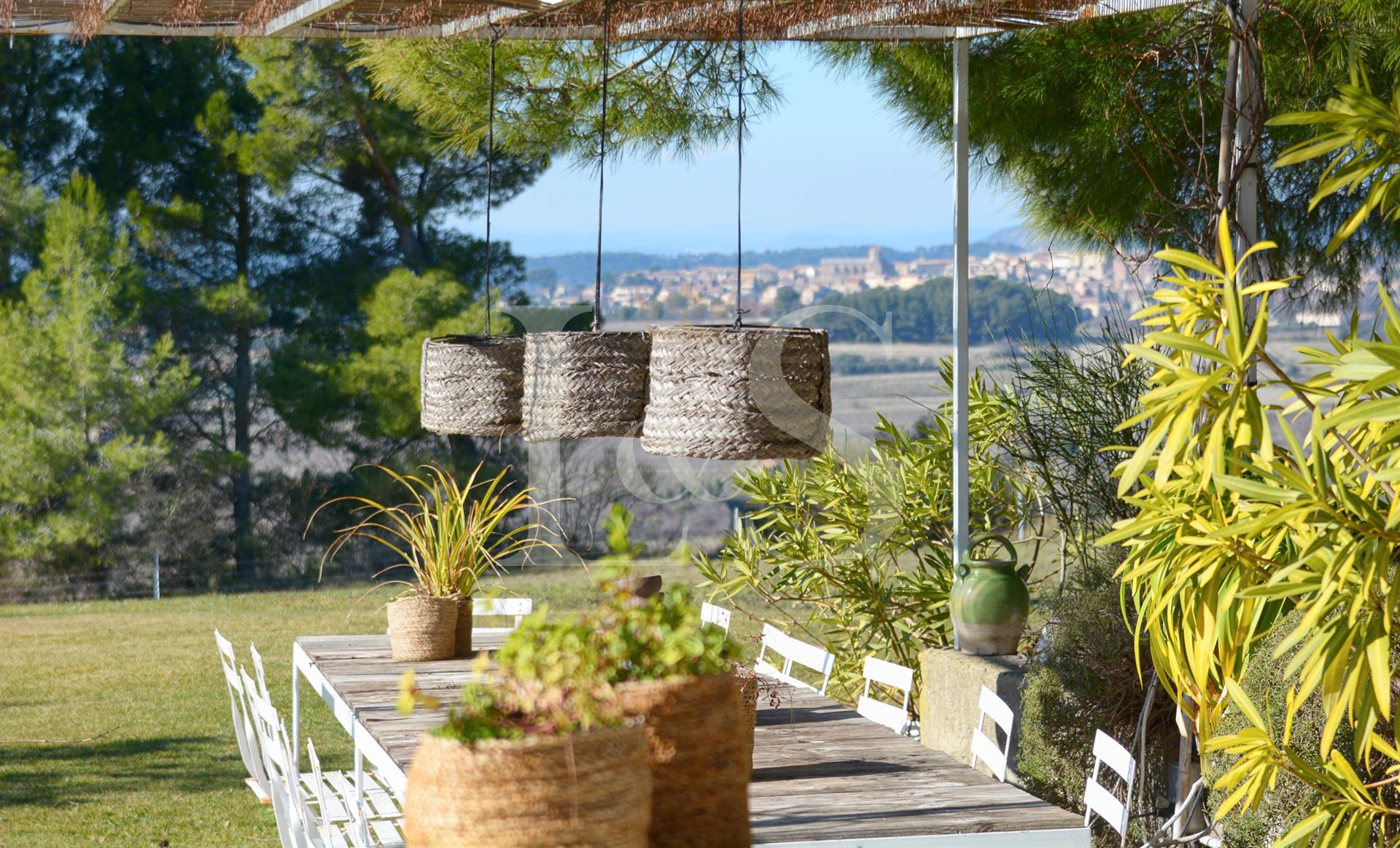 Villa and annex on 9700 m2 of park with swimming pools and sumptuous views.