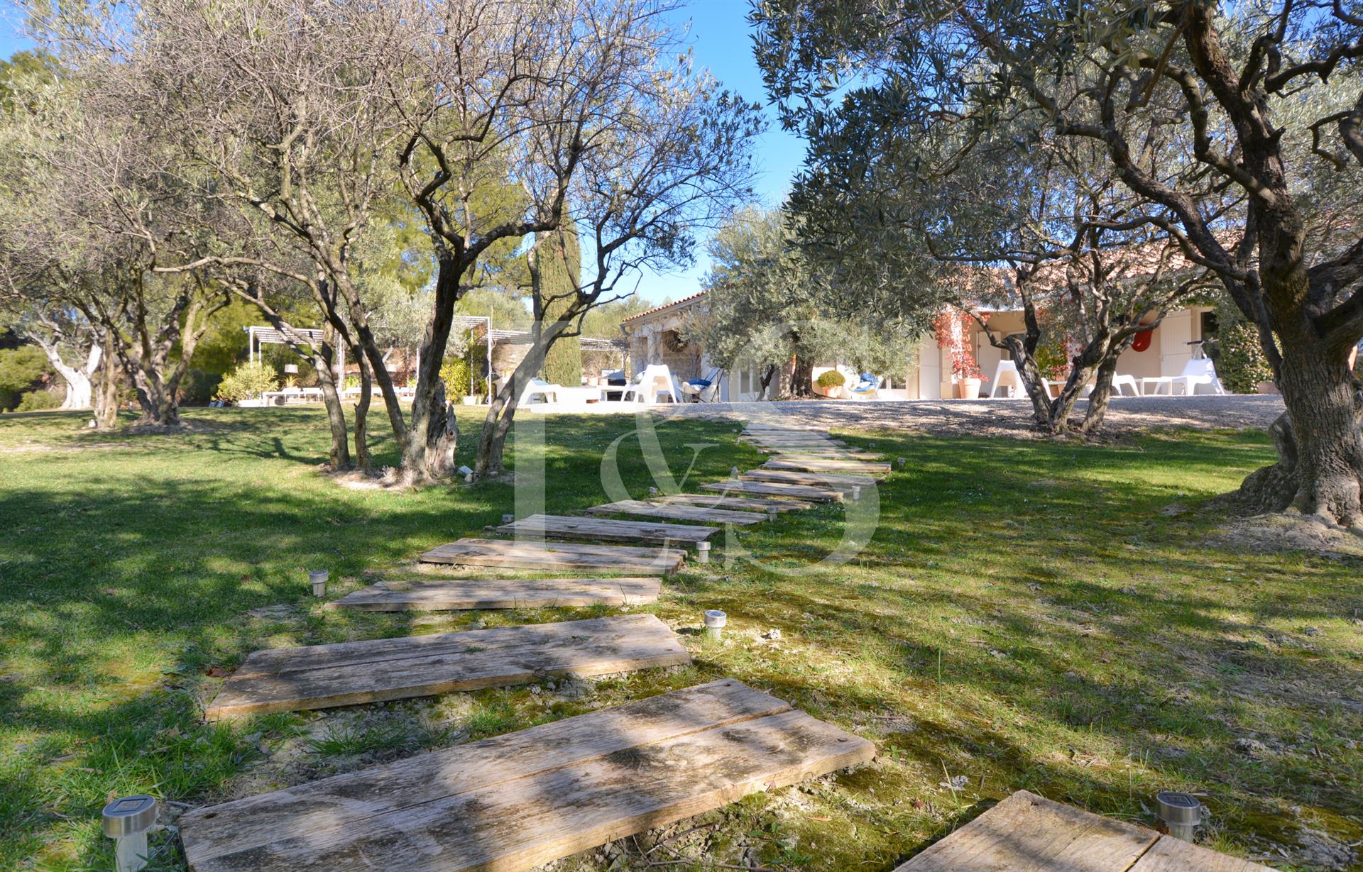 Villa and annex on 9700 m2 of park with swimming pools and sumptuous views.