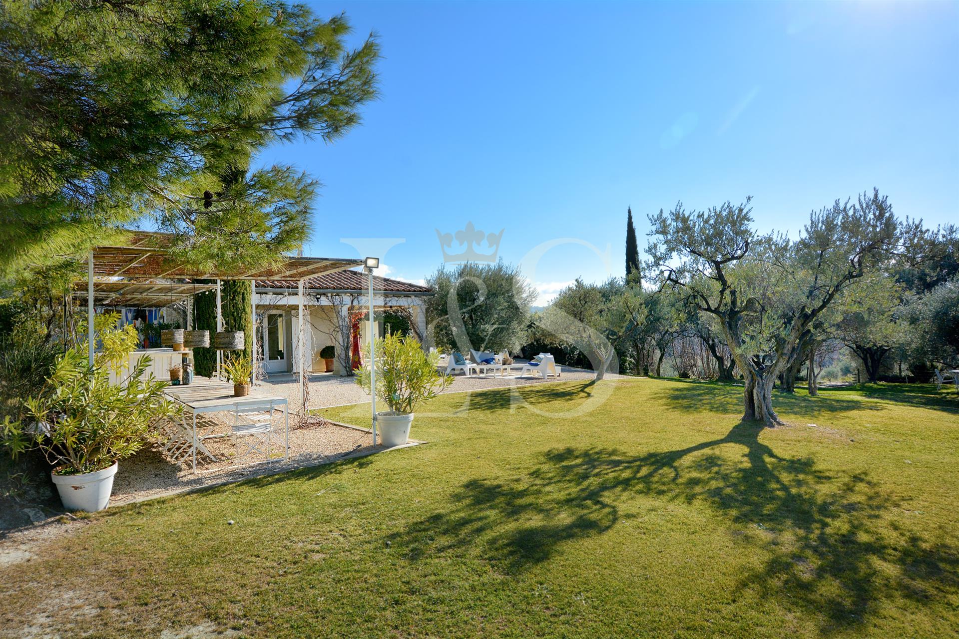 Villa and annex on 9700 m2 of park with swimming pools and sumptuous views.