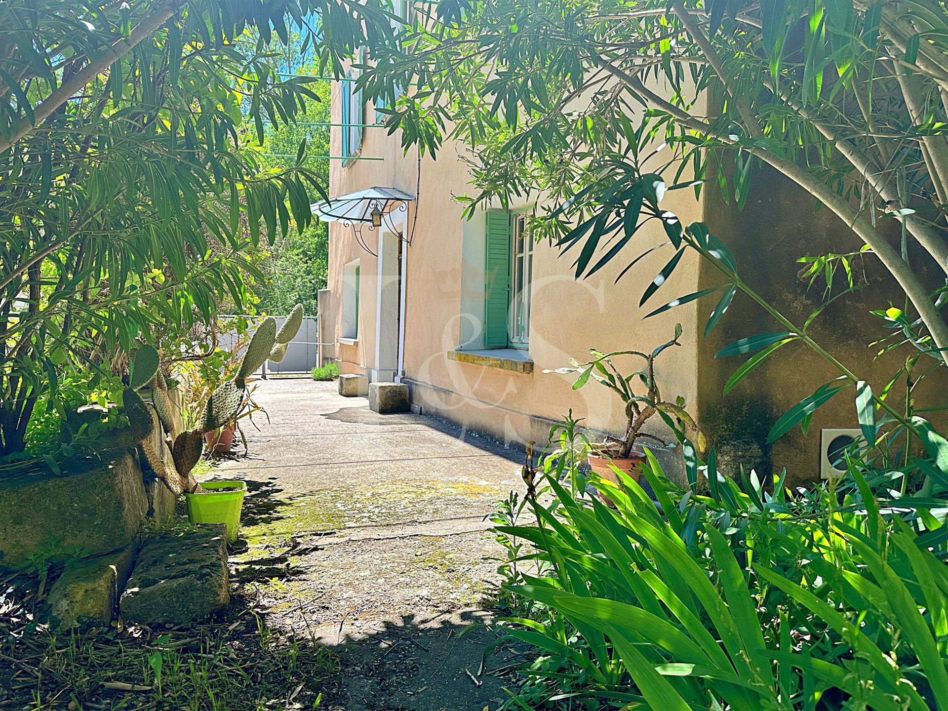 At the foot of Ventoux Malaucène House of 192 m2 on wooded land of 6020 m2