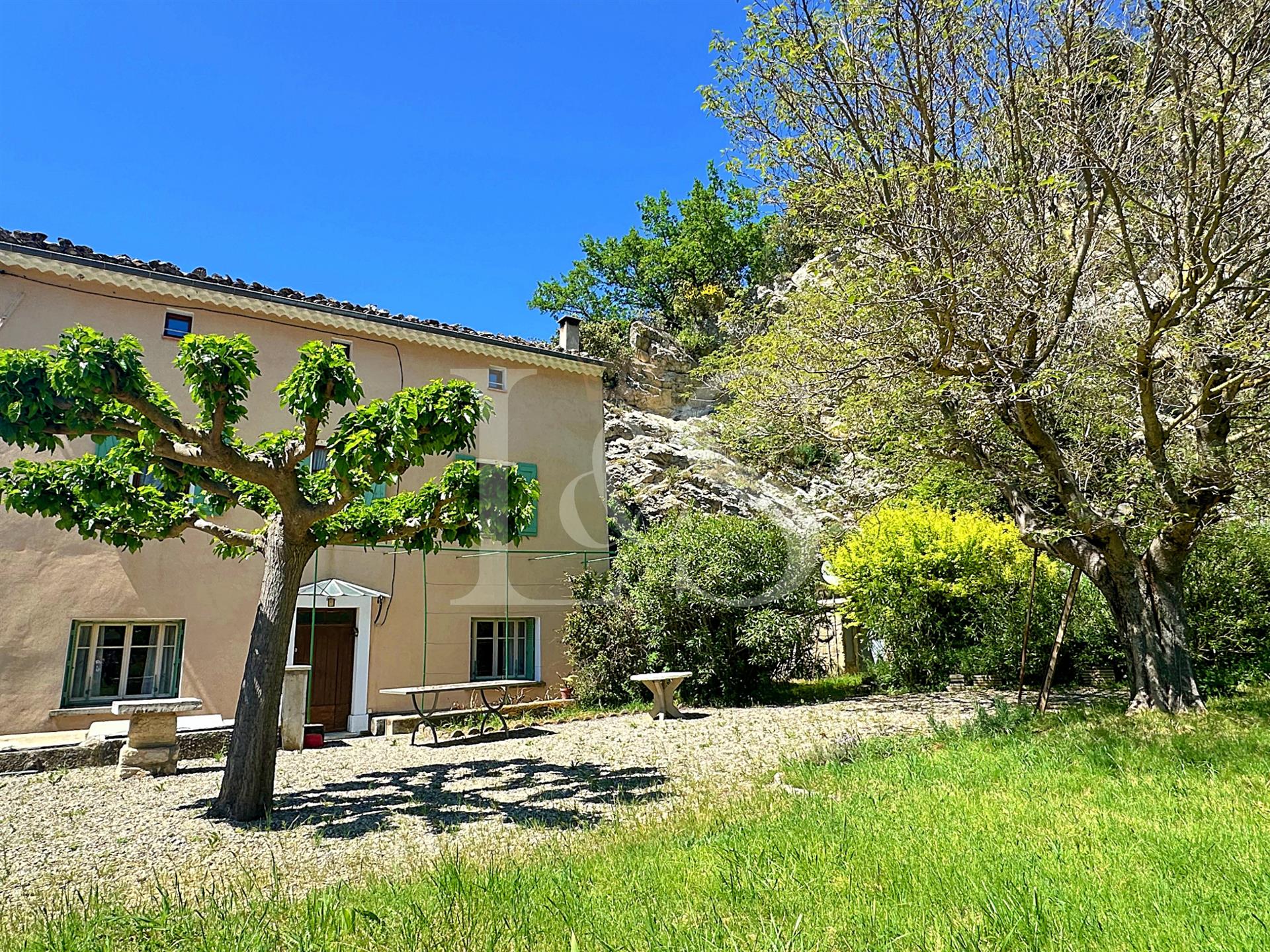 At the foot of Ventoux Malaucène House of 192 m2 on wooded land of 6020 m2