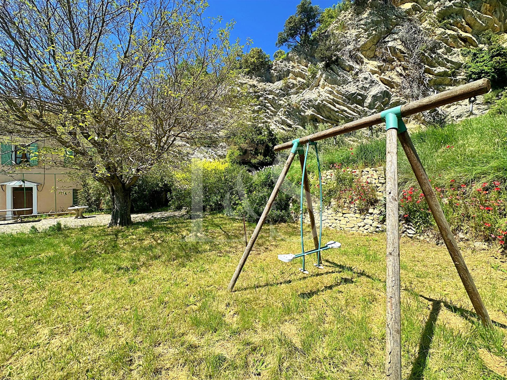 At the foot of Ventoux Malaucène House of 192 m2 on wooded land of 6020 m2