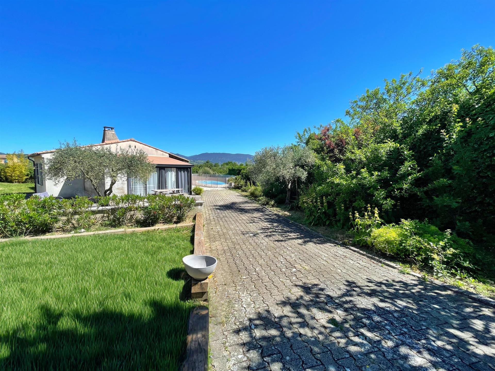 Mirabel-Aux-Baronnies, Single-story villa with swimming pool and open view