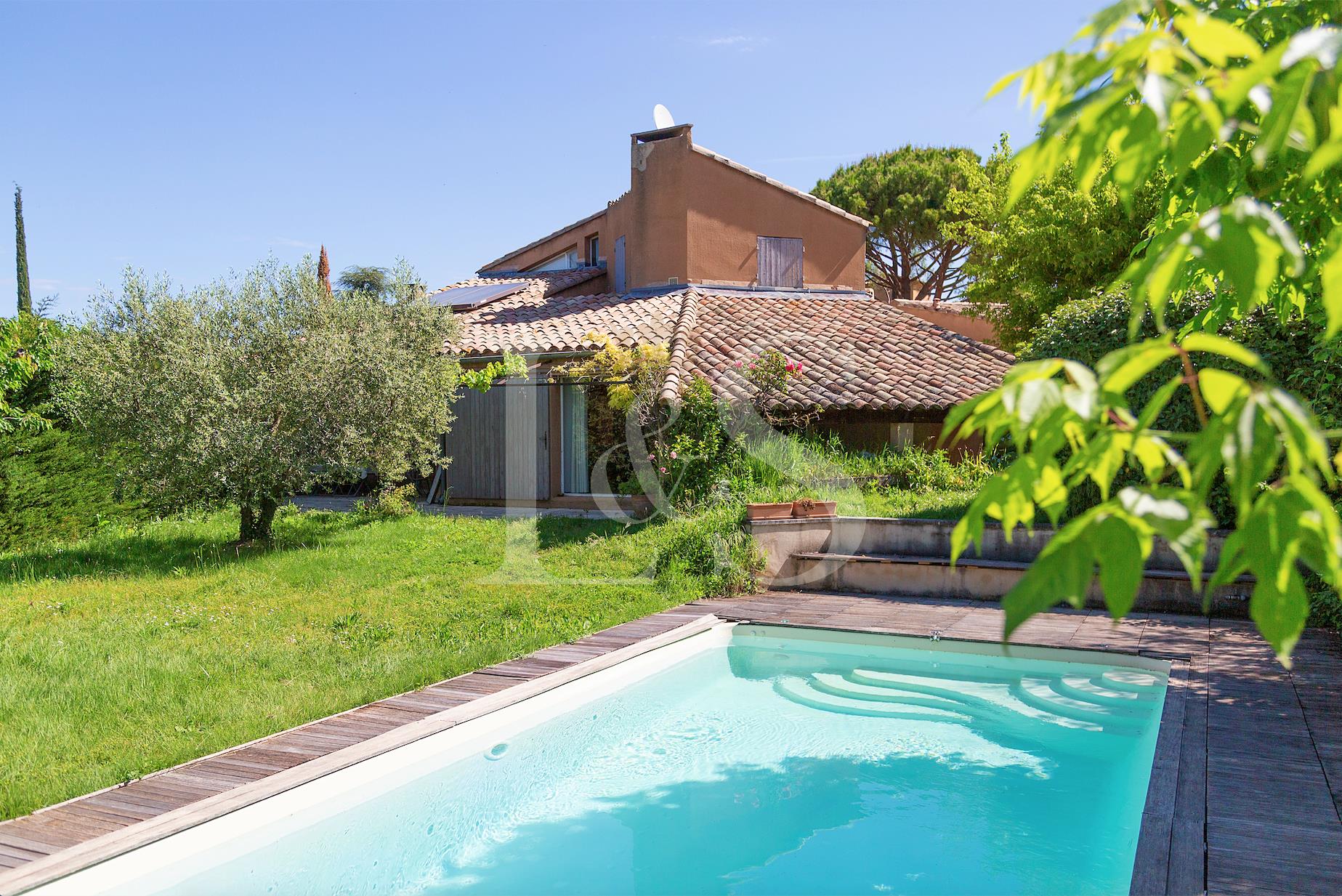 Ventoux Provence Architect's house of approximately 260m2 with swimming pool and garden of 1873m2 pl
