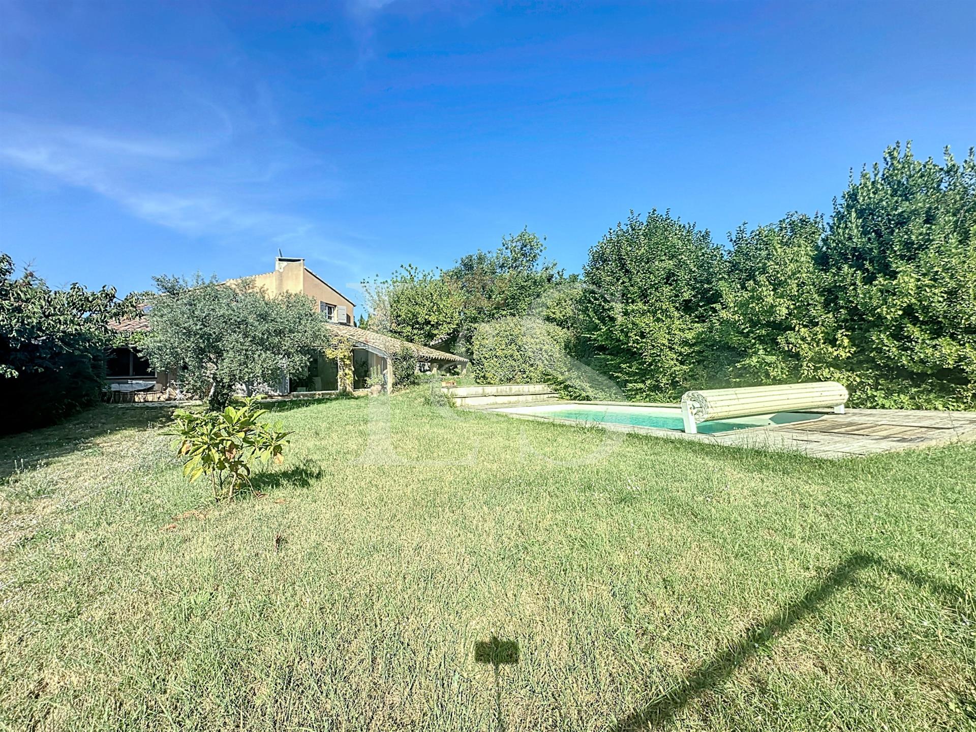 Ventoux Provence Architect's house of approximately 260m2 with swimming pool and garden of 1873m2 pl