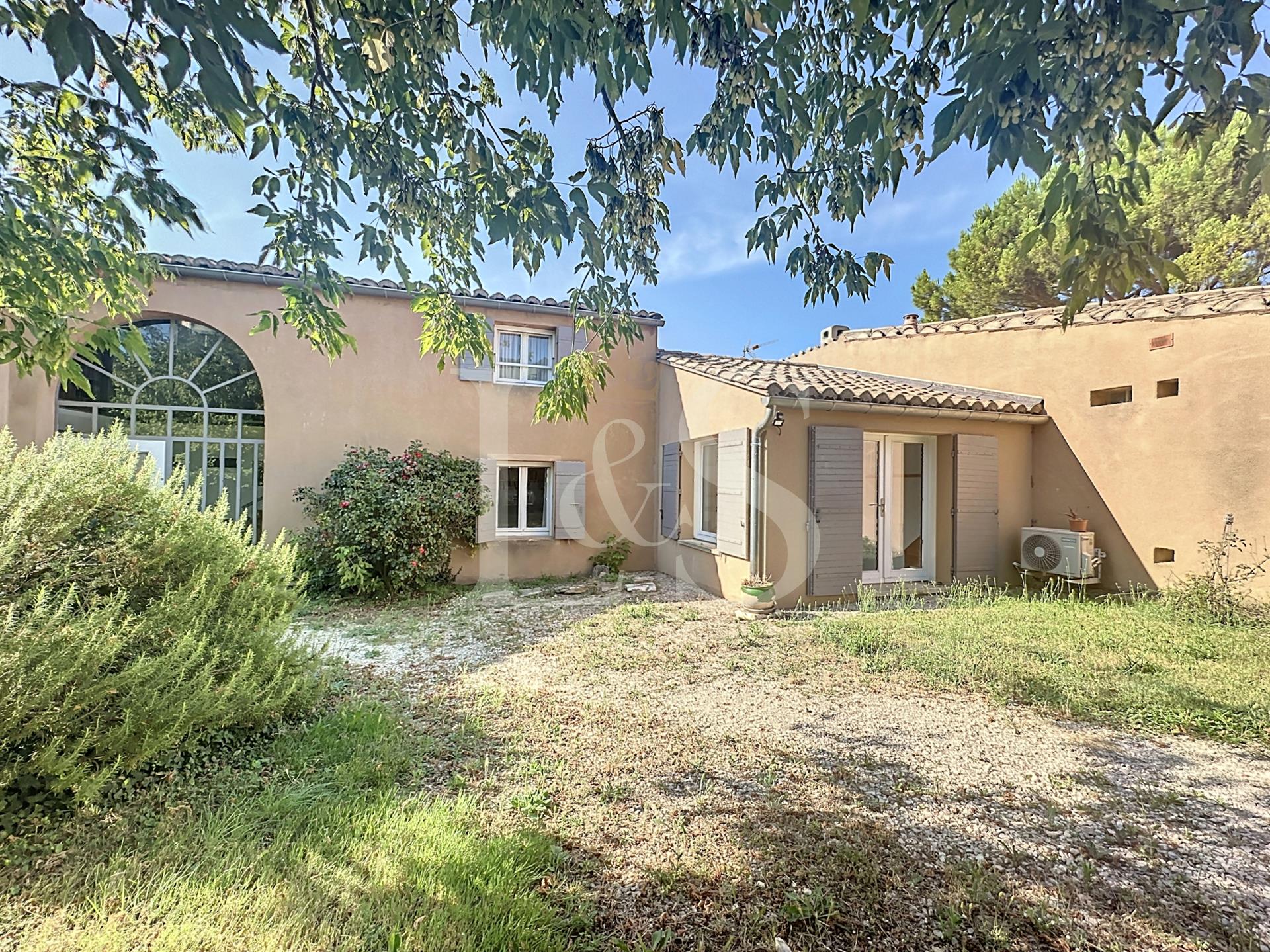 Ventoux Provence Architect's house of approximately 260m2 with swimming pool and garden of 1873m2 pl