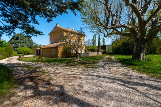 Near Vaison-la-Romaine at the foot of the Dentelles Mas of approximately 195m2 with swimming pool on