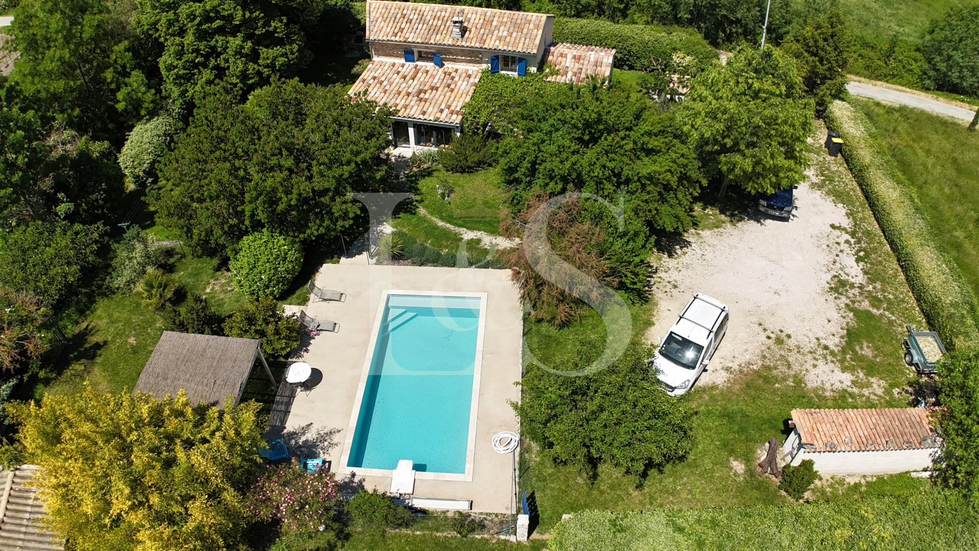 Magnificent renovated stone farmhouse of approximately 130m2 with swimming pool on a plot of 13935m2