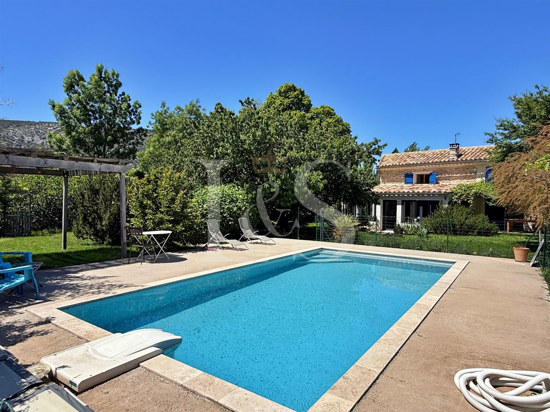 Magnificent renovated stone farmhouse of approximately 130m2 with swimming pool on a plot of 13935m2