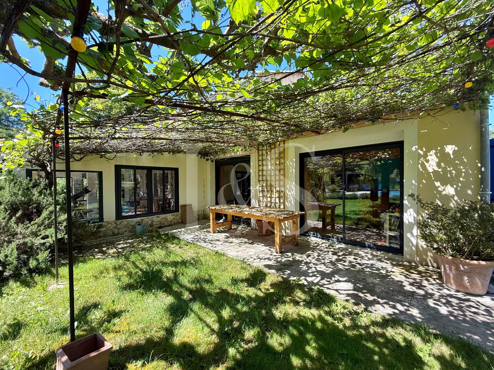 Magnificent renovated stone farmhouse of approximately 130m2 with swimming pool on a plot of 13935m2
