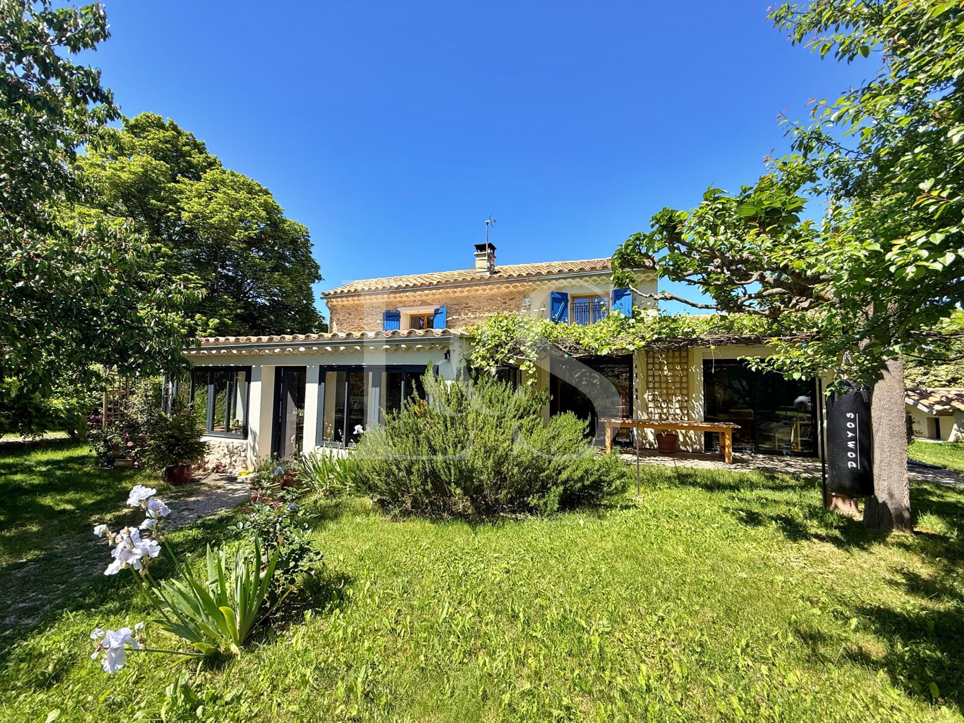Magnificent renovated stone farmhouse of approximately 130m2 with swimming pool on a plot of 13935m2