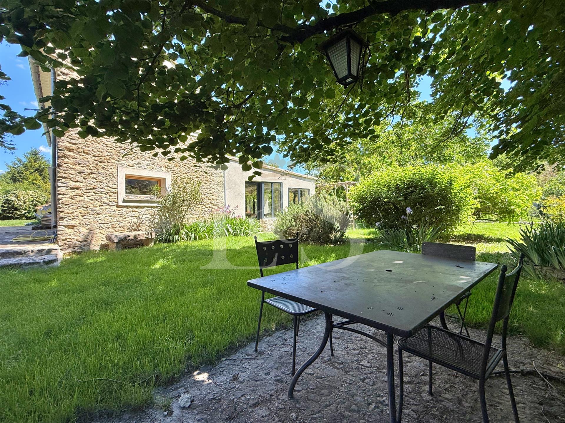 Magnificent renovated stone farmhouse of approximately 130m2 with swimming pool on a plot of 13935m2