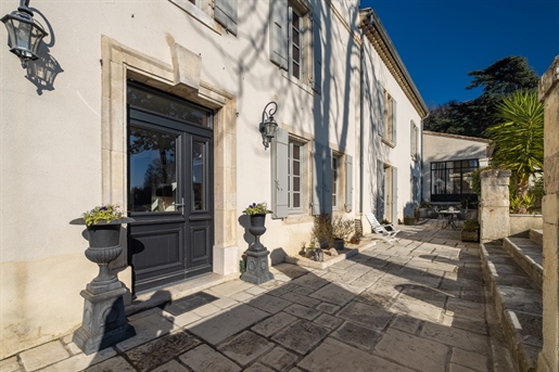 Uitzonderlijk vastgoed te koop nabij Montélimar, perfecte alliantie tussen historisch prestige en mo