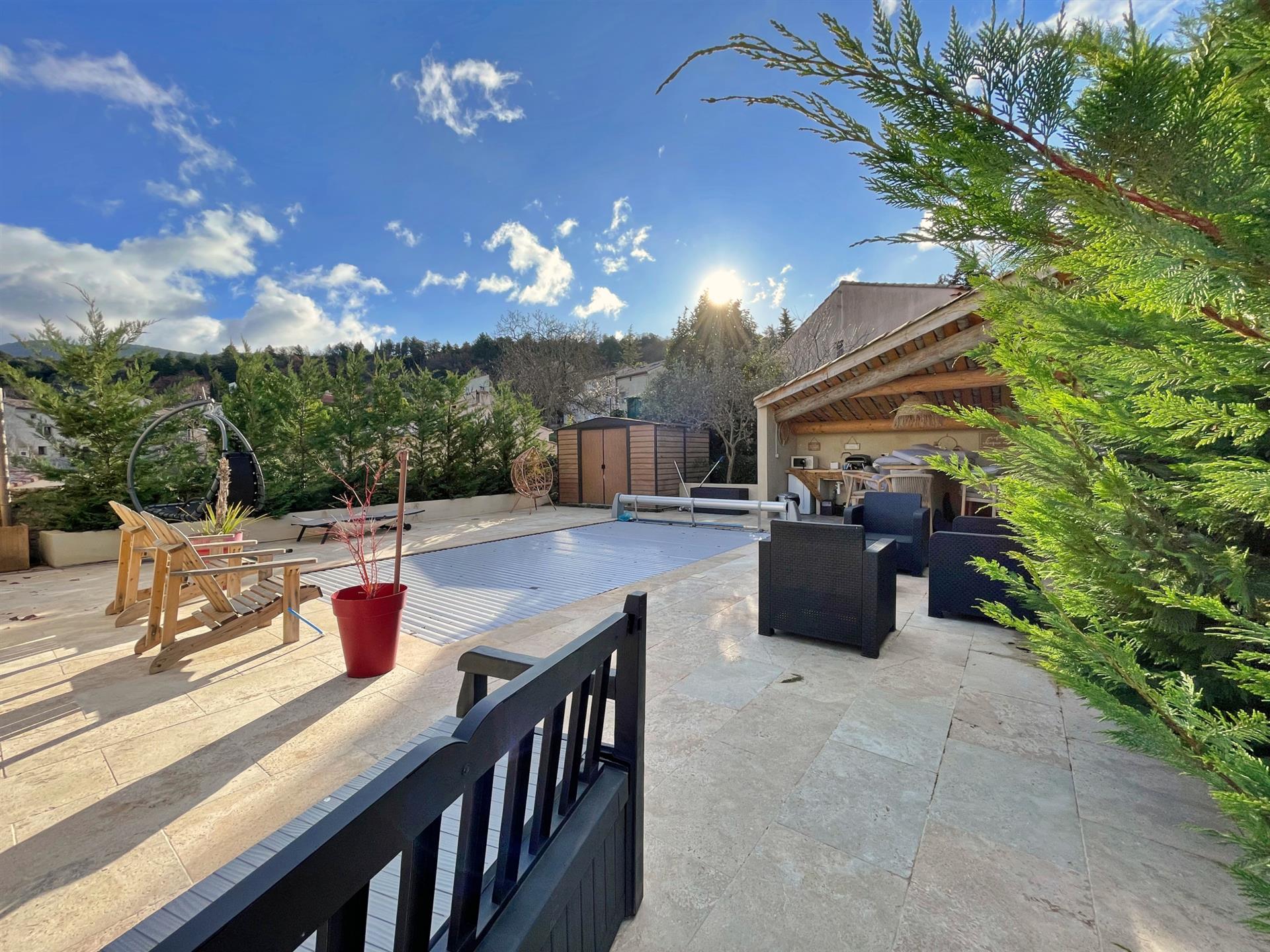 Village house ideal for family life with swimming pool and independent spaces