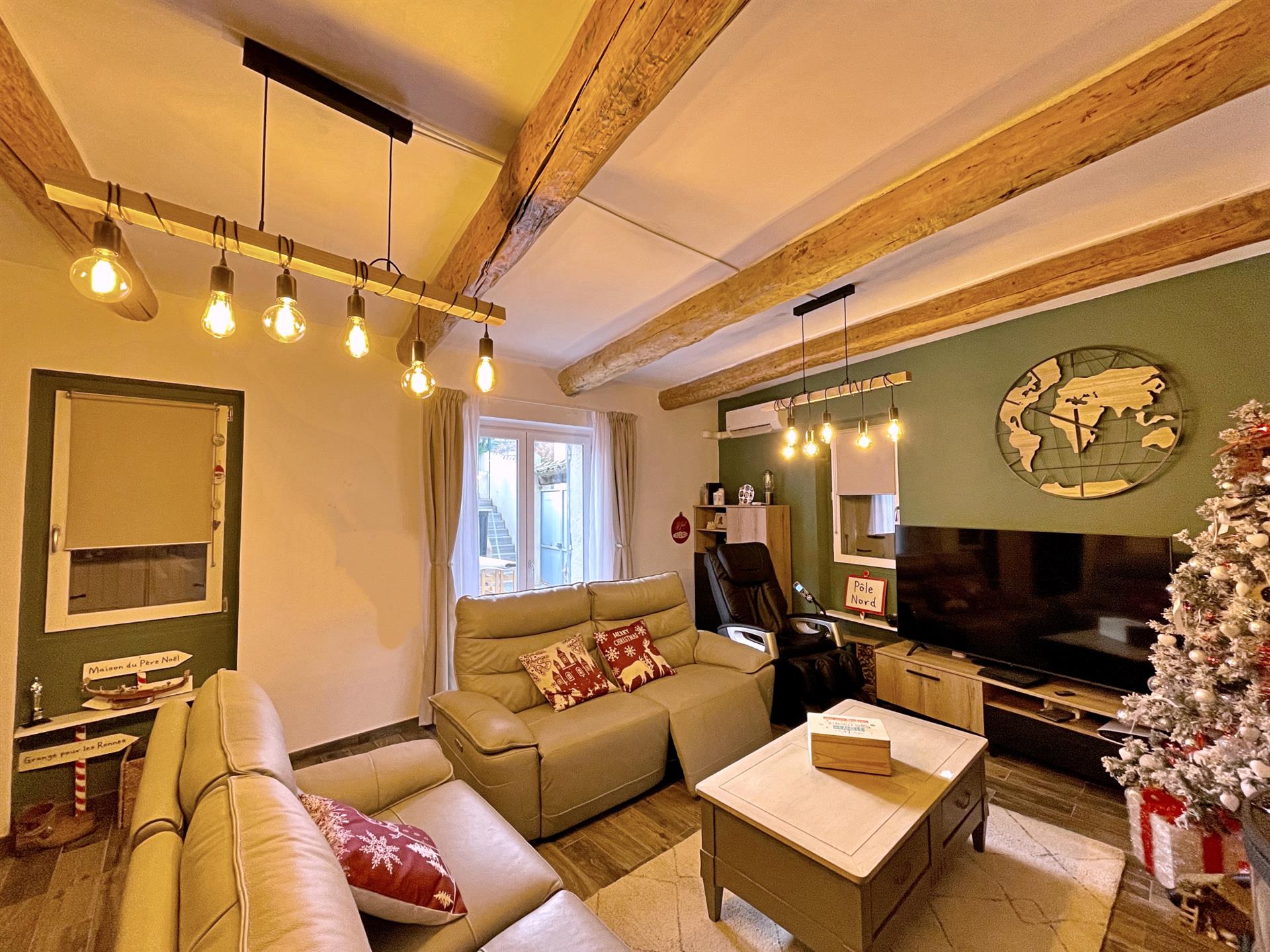 Village house ideal for family life with swimming pool and independent spaces
