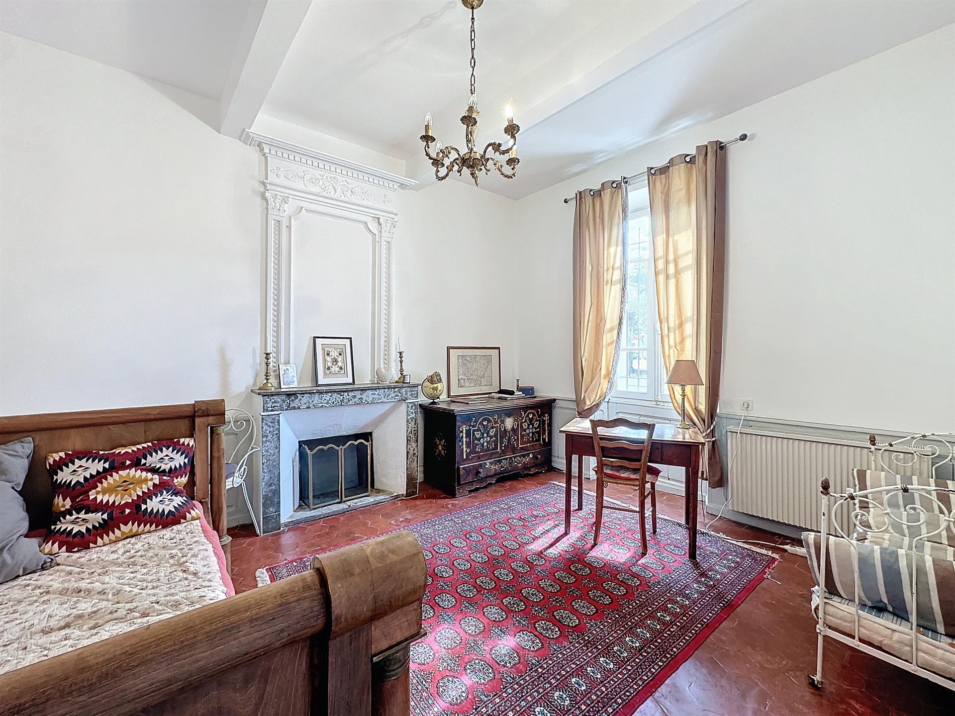Malaucène Bourgeois Village House of approximately 160m2 with Swimming Pool and Authentic Charm