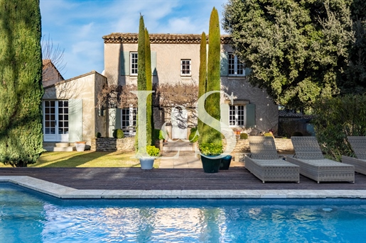 Exceptional Provencal villa with swimming pool and landscaped garden