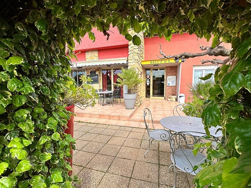 In Drôme provençale - Hotel, Restaurant und 2 Wohnungen auf einem Grundstück von 2398m2