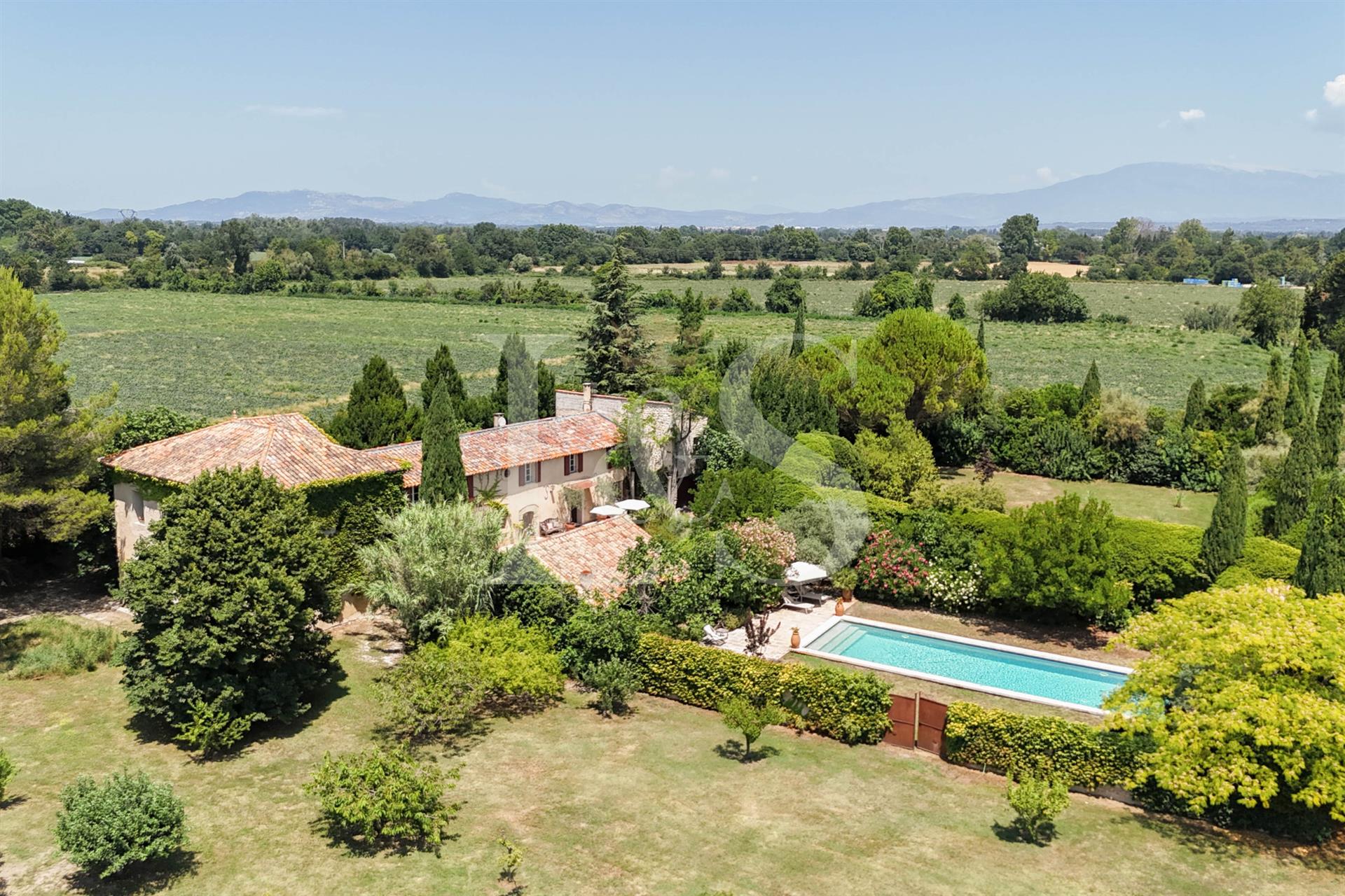 Magnifique mas de 410m2 sur 6380m2 de parc avec piscine