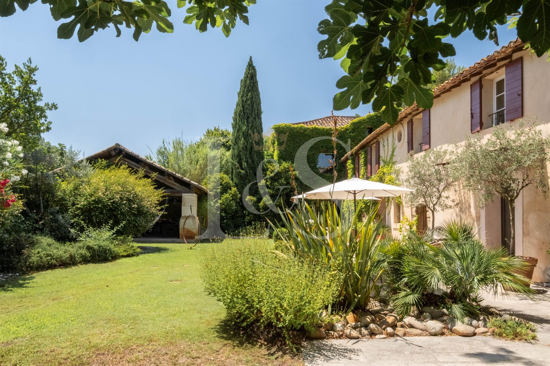 Magnifique mas de 410m2 sur 6380m2 de parc avec piscine