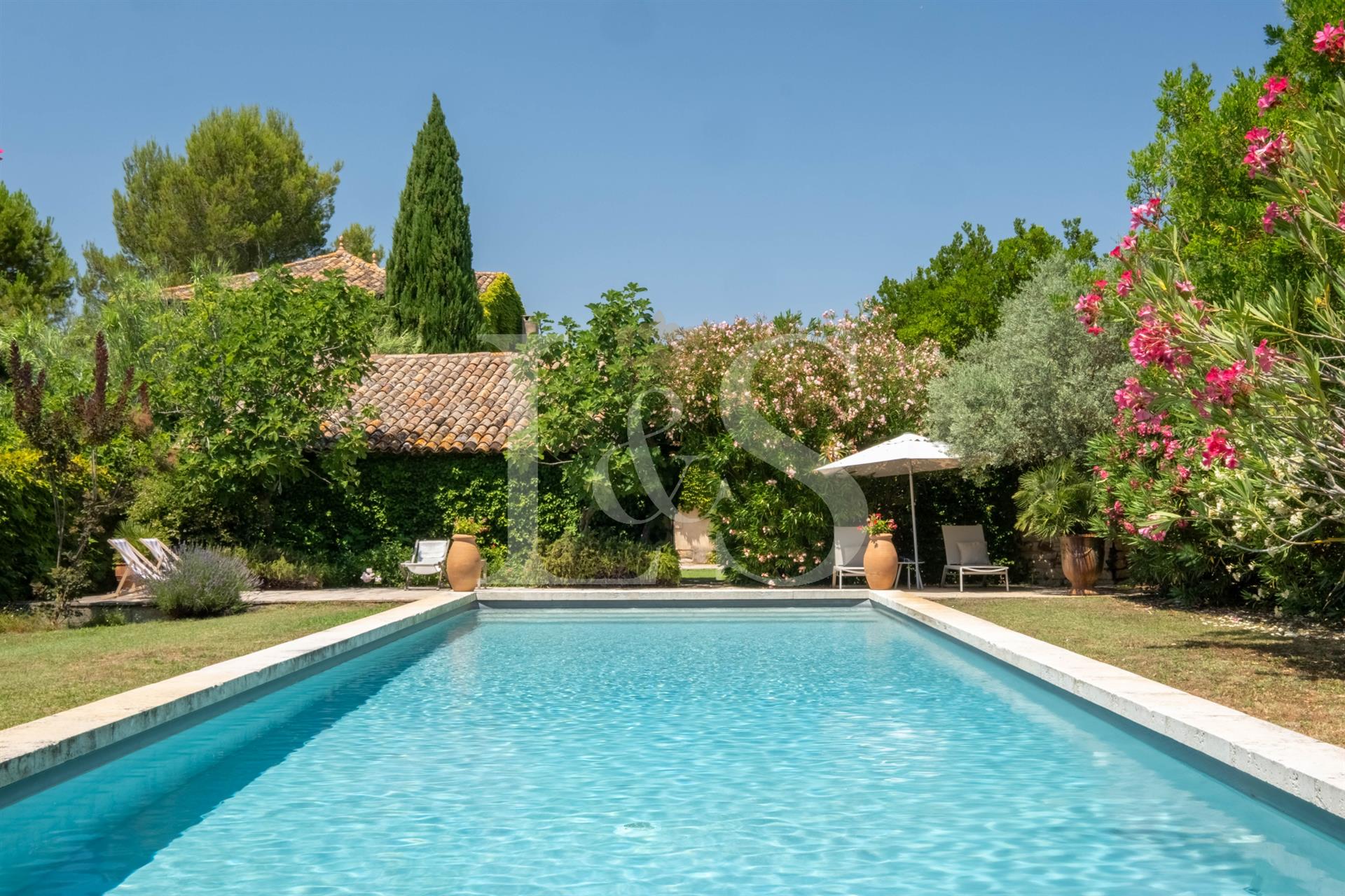 Magnifique mas de 410m2 sur 6380m2 de parc avec piscine